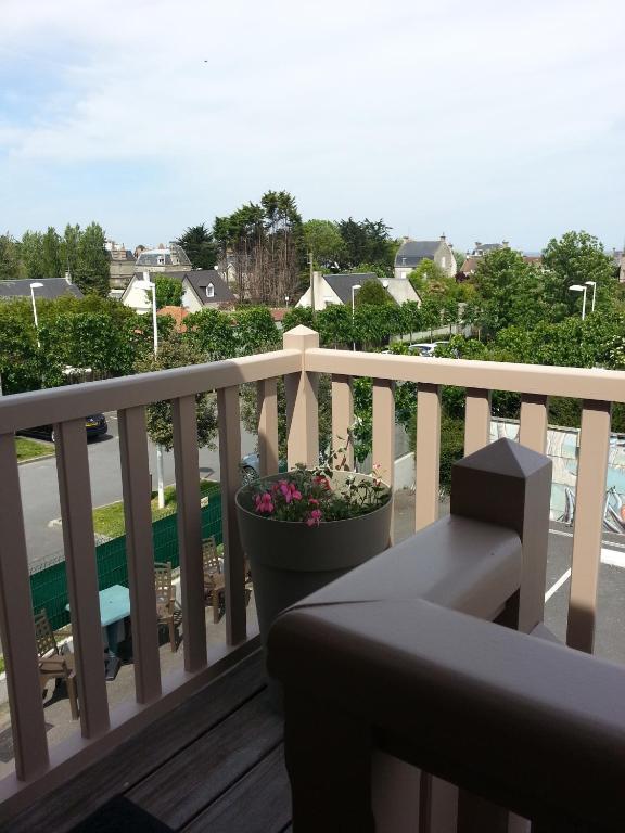 ארומנש-לה-באינס Hotel L'Ideal Le Mountbatten מראה חיצוני תמונה